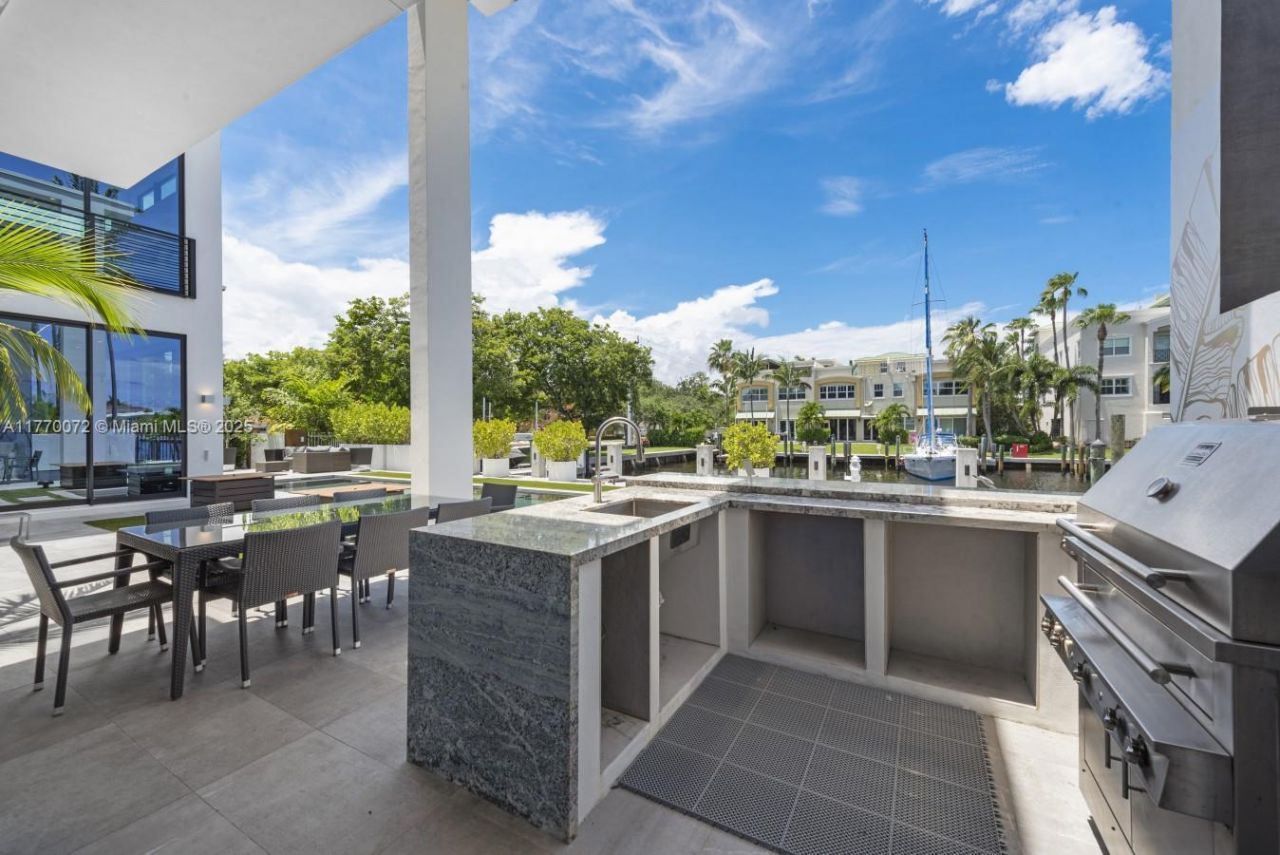 1400 Bayview Dr, Fort Lauderdale, FL 33304 Photo