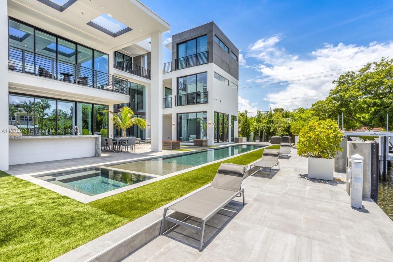 1400 Bayview Dr, Fort Lauderdale, FL 33304 Photo