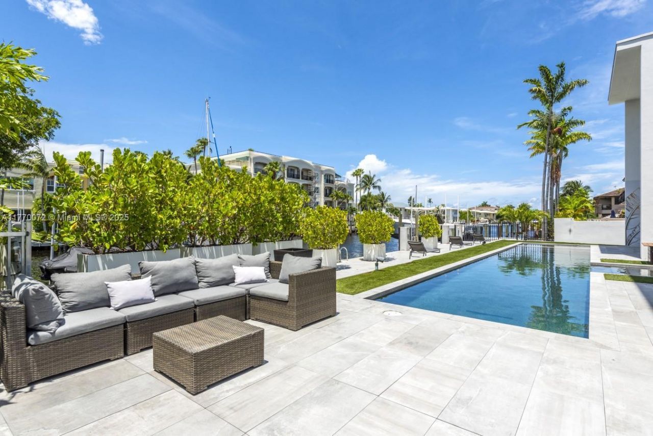 1400 Bayview Dr, Fort Lauderdale, FL 33304 Photo