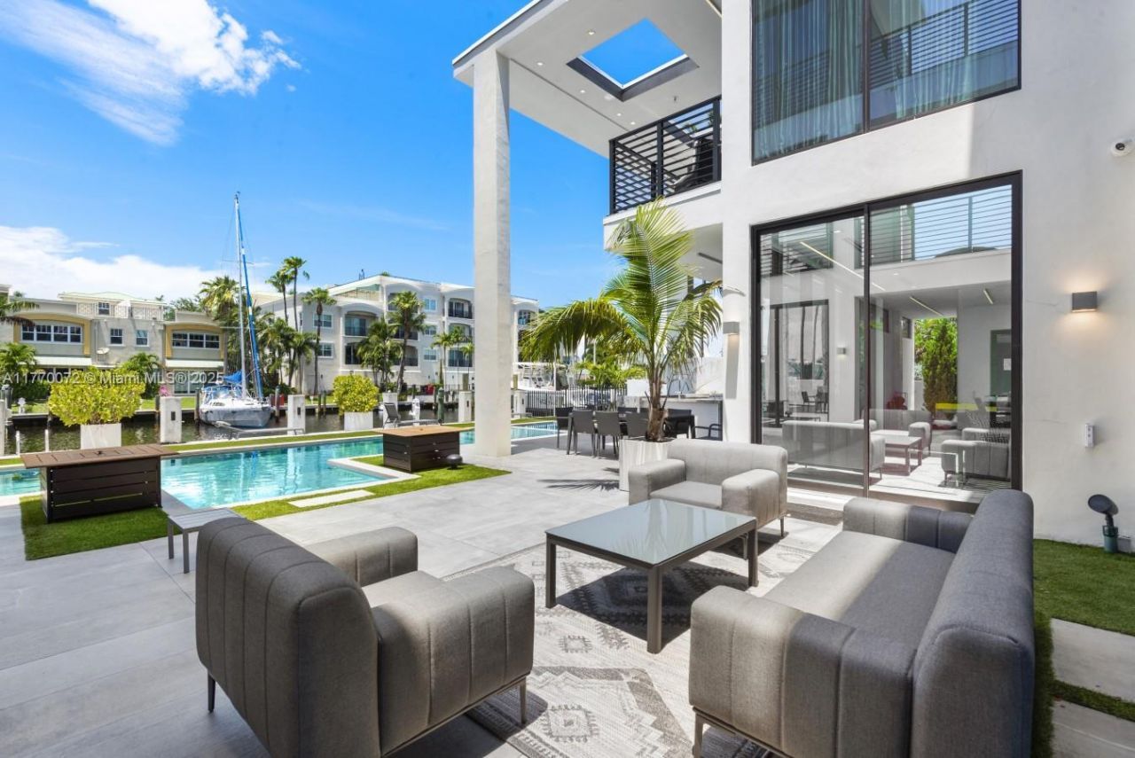 1400 Bayview Dr, Fort Lauderdale, FL 33304 Photo