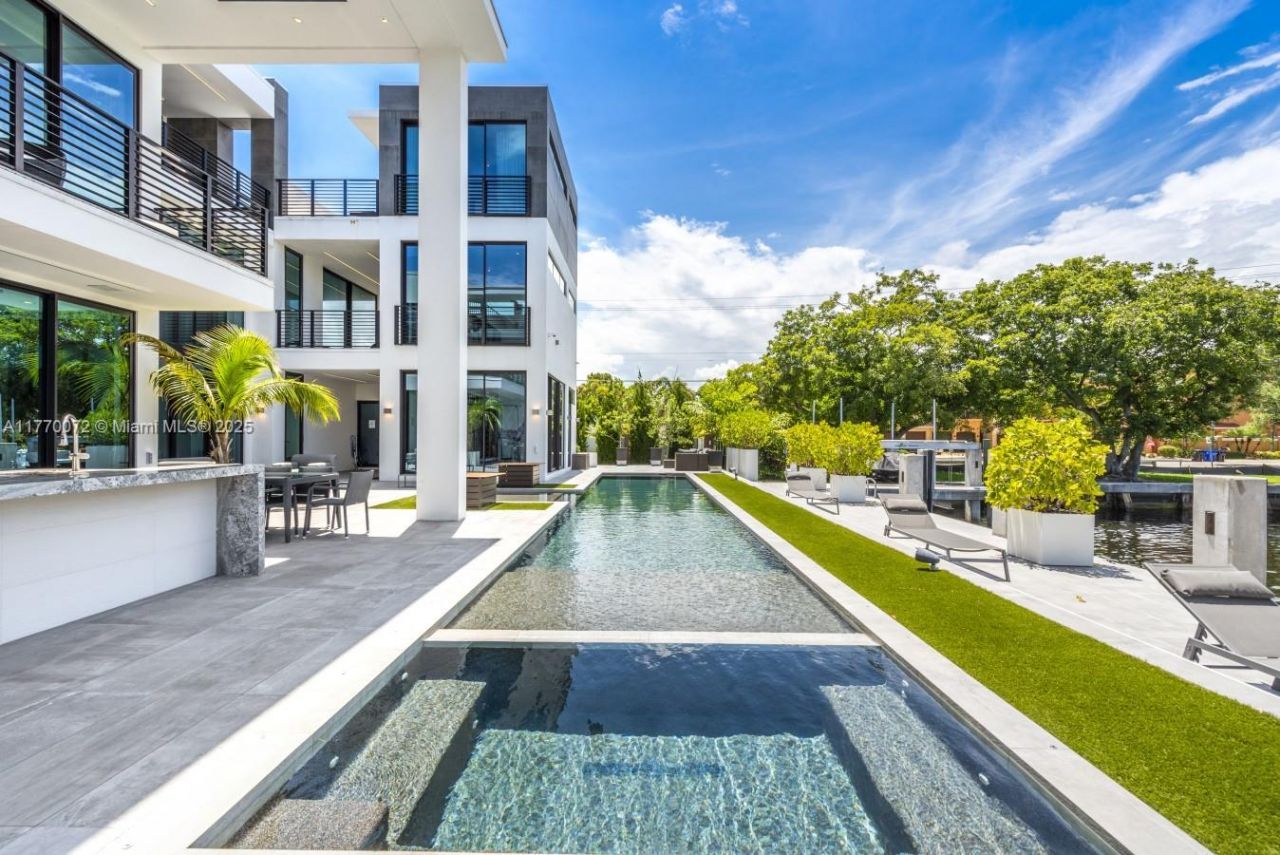 1400 Bayview Dr, Fort Lauderdale, FL 33304 Photo