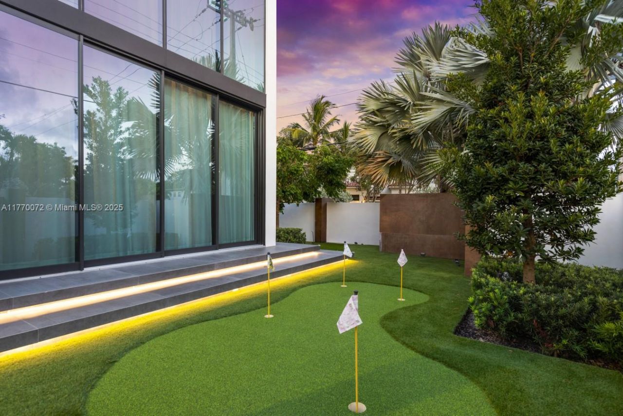 1400 Bayview Dr, Fort Lauderdale, FL 33304 Photo