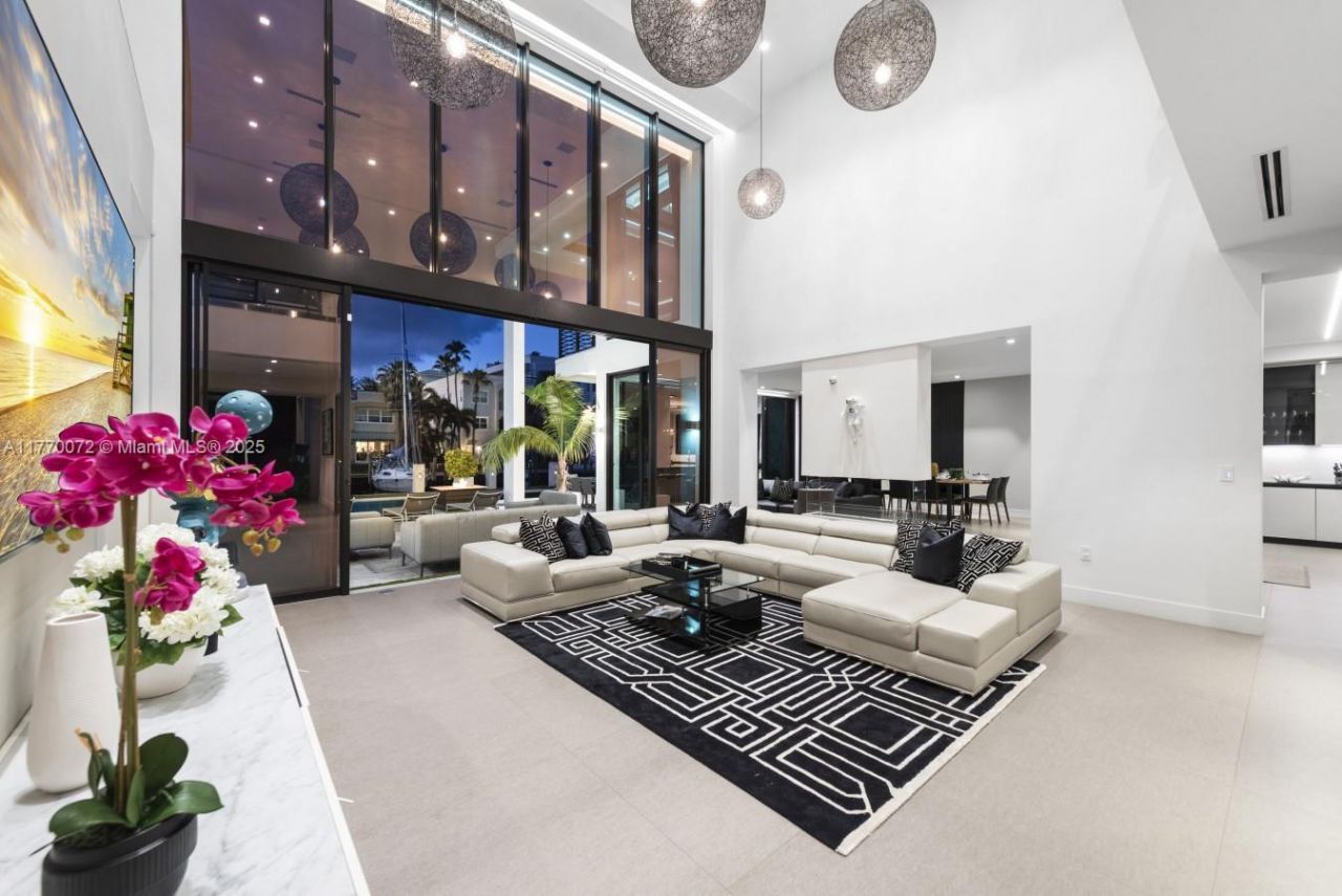 1400 Bayview Dr, Fort Lauderdale, FL 33304 Photo