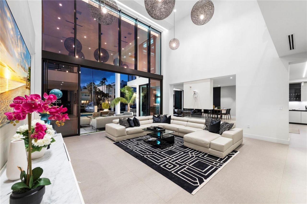 1400 Bayview Dr, Fort Lauderdale, FL 33304 Photo