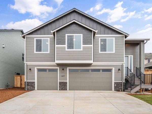 669 Old Waverly Way, Unit 20, Eagle Point, OR 97524