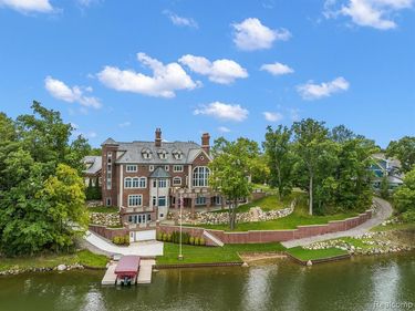 10399 LAKESHORE Drive E, Goodrich Vlg, MI 48438