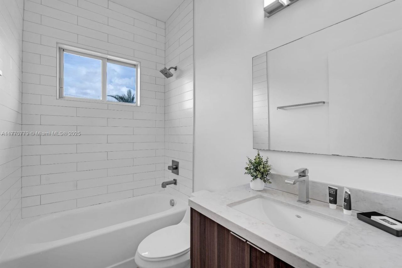 15450 NW 2nd Ave, Unit 15450, Miami, FL 33169 Photo