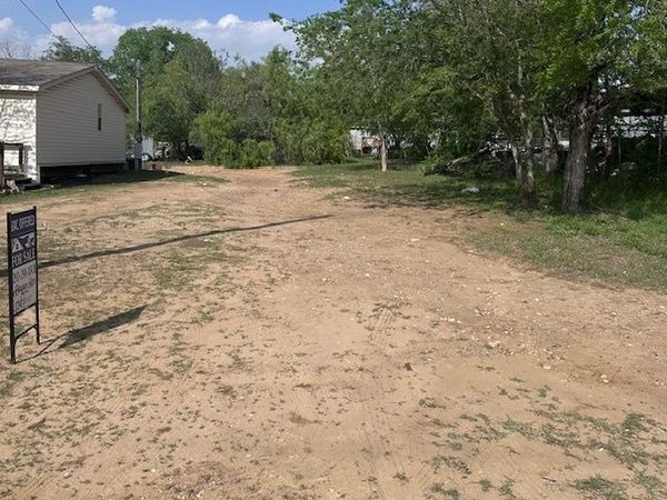 516 Bartlett, Natalia, TX 78059