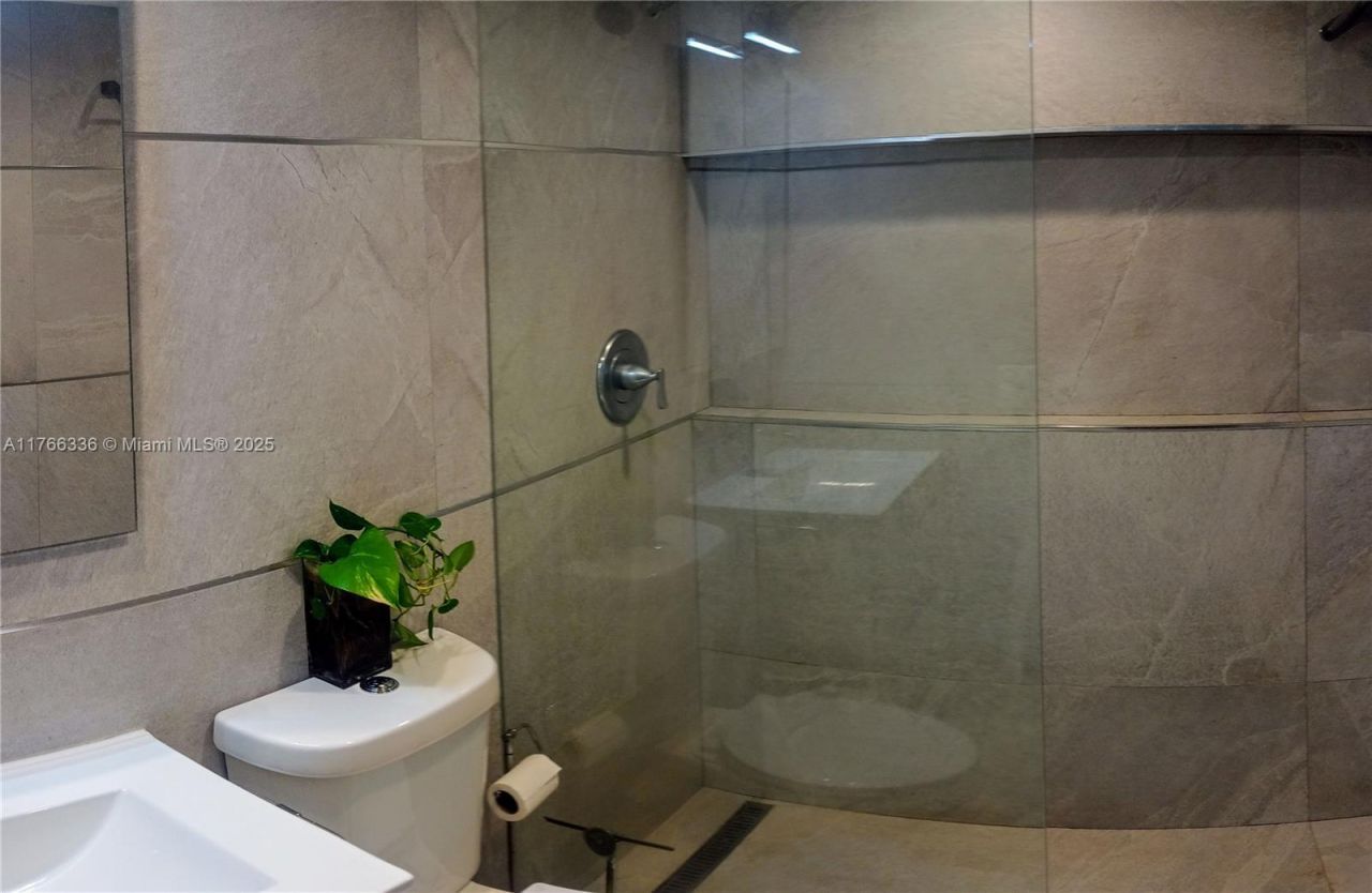 201 178th Dr, Unit 234, Sunny Isles Beach, FL 33160 Photo