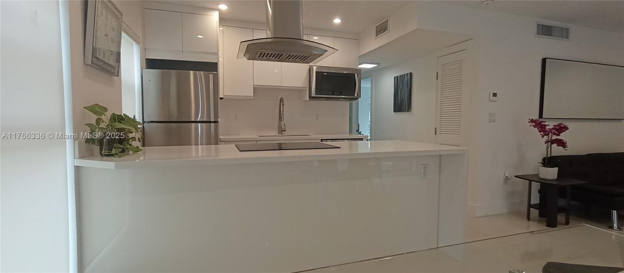 201 178th Dr, Unit 234, Sunny Isles Beach, FL 33160 Photo