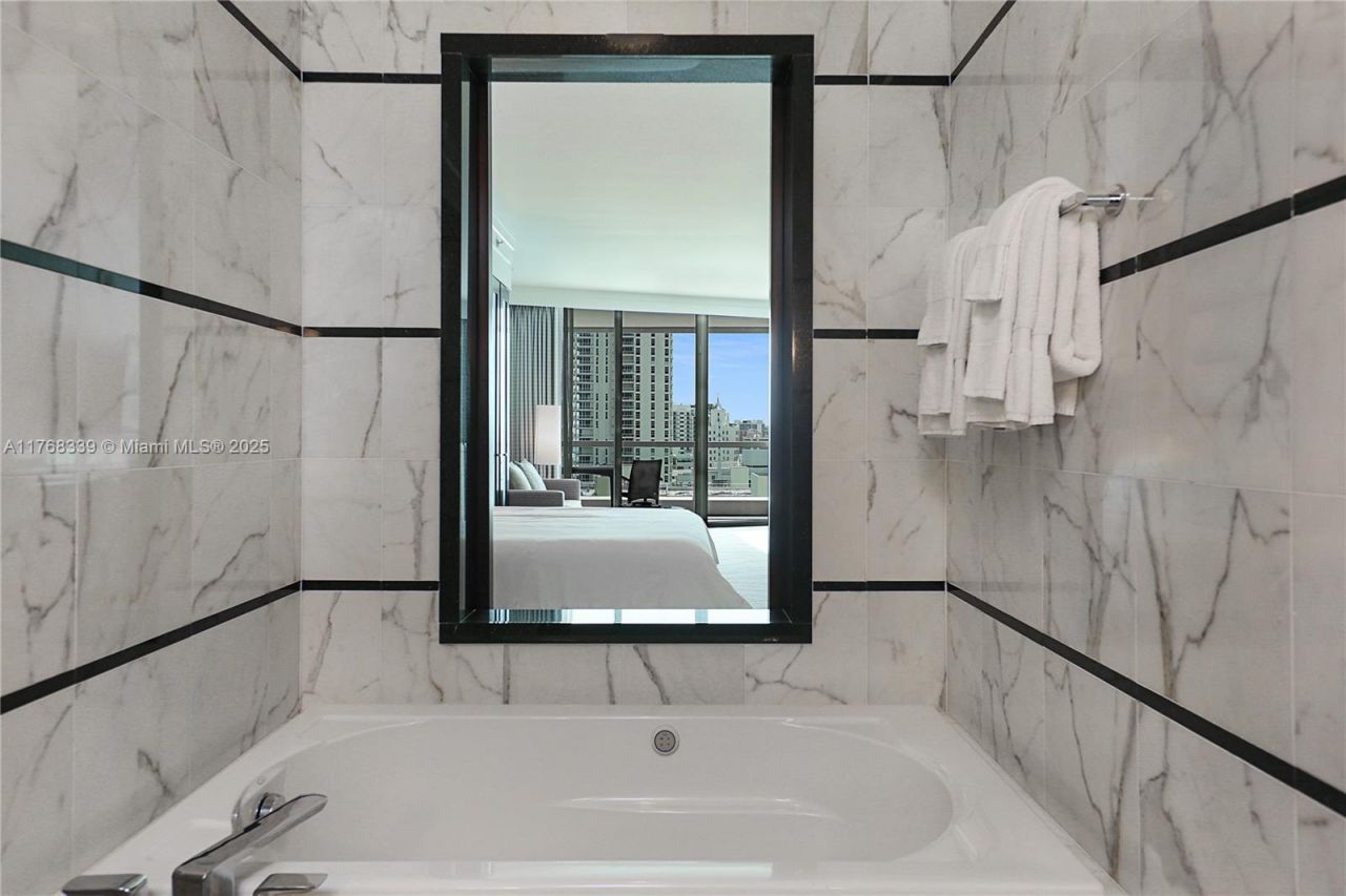 4391 Collins Ave, Unit 1415, Miami Beach, FL 33140 Photo
