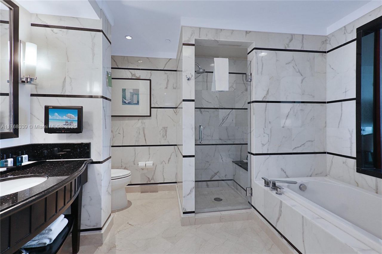 4391 Collins Ave, Unit 1415, Miami Beach, FL 33140 Photo