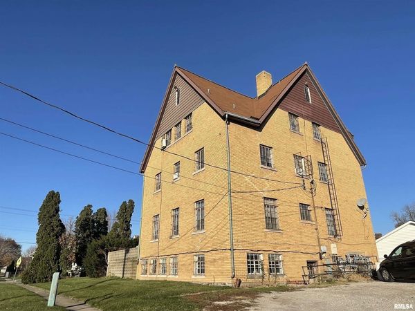 1316 E KNOX Street, Galesburg, IL 61401