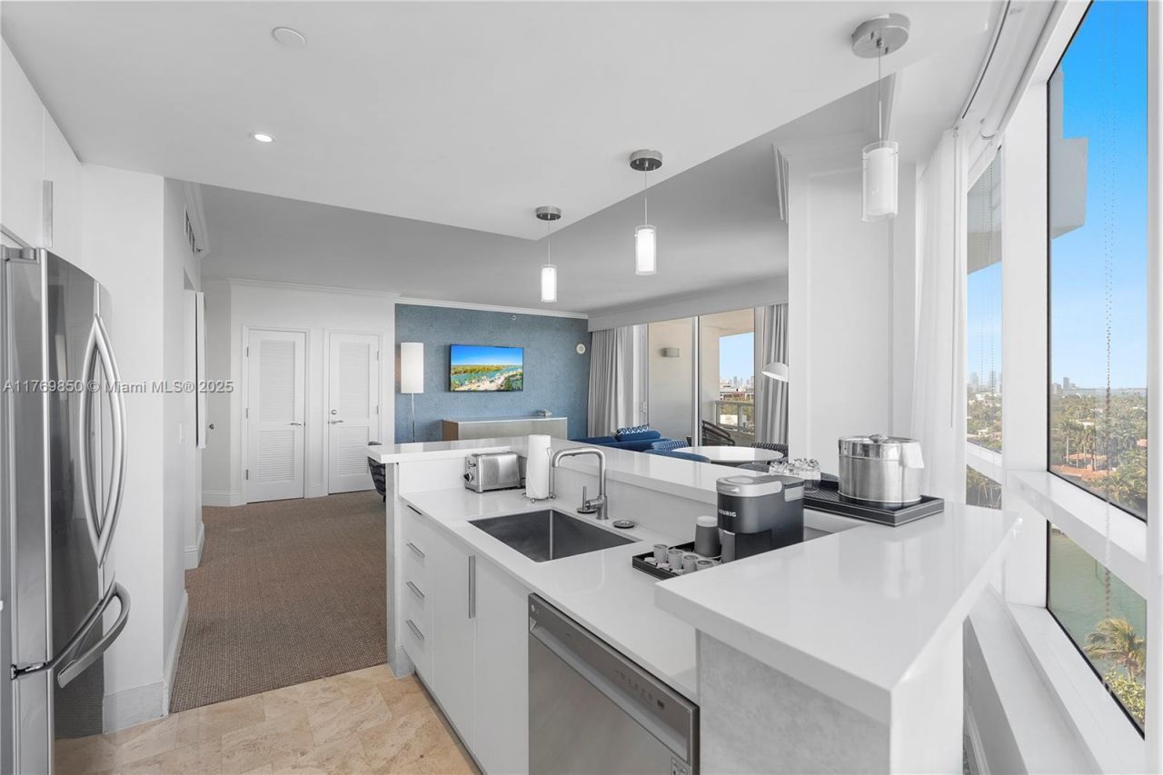 4401 Collins Ave, Unit 1015, Miami Beach, FL 33140 Photo