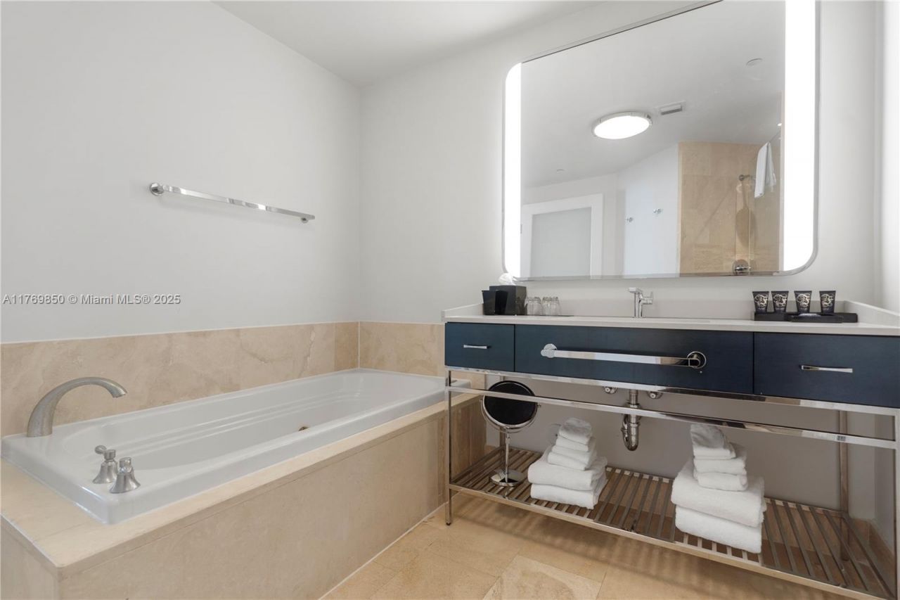 4401 Collins Ave, Unit 1015, Miami Beach, FL 33140 Photo