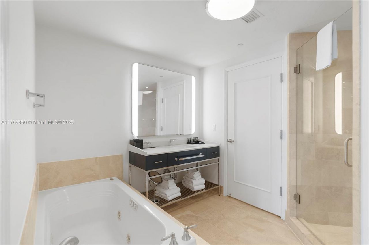 4401 Collins Ave, Unit 1015, Miami Beach, FL 33140 Photo