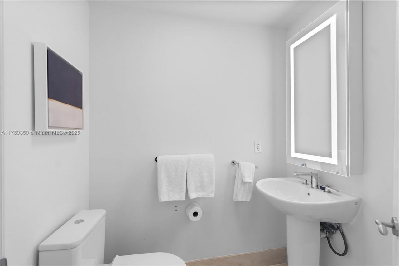 4401 Collins Ave, Unit 1015, Miami Beach, FL 33140 Photo