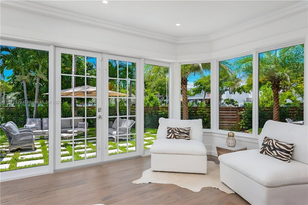 2575 Pine Tree Dr, Miami Beach, FL 33140 Photo