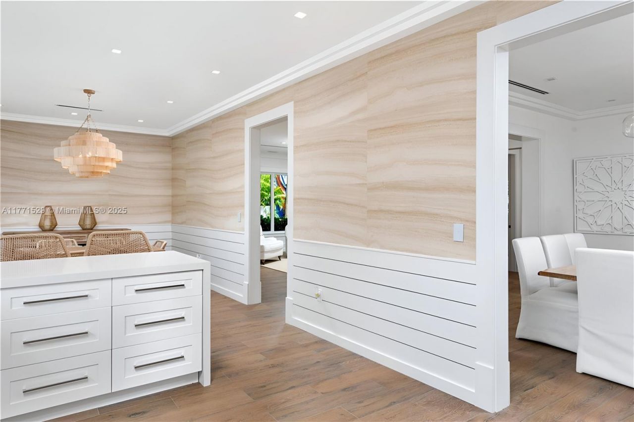 2575 Pine Tree Dr, Miami Beach, FL 33140 Photo