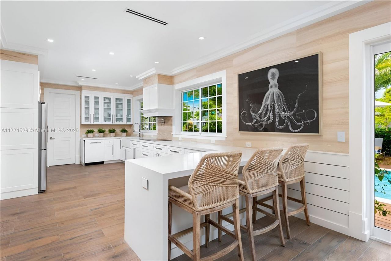 2575 Pine Tree Dr, Miami Beach, FL 33140 Photo