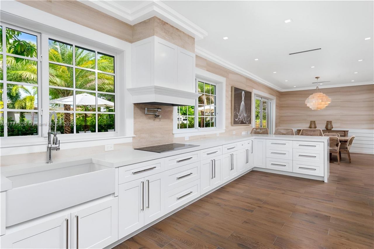 2575 Pine Tree Dr, Miami Beach, FL 33140 Photo