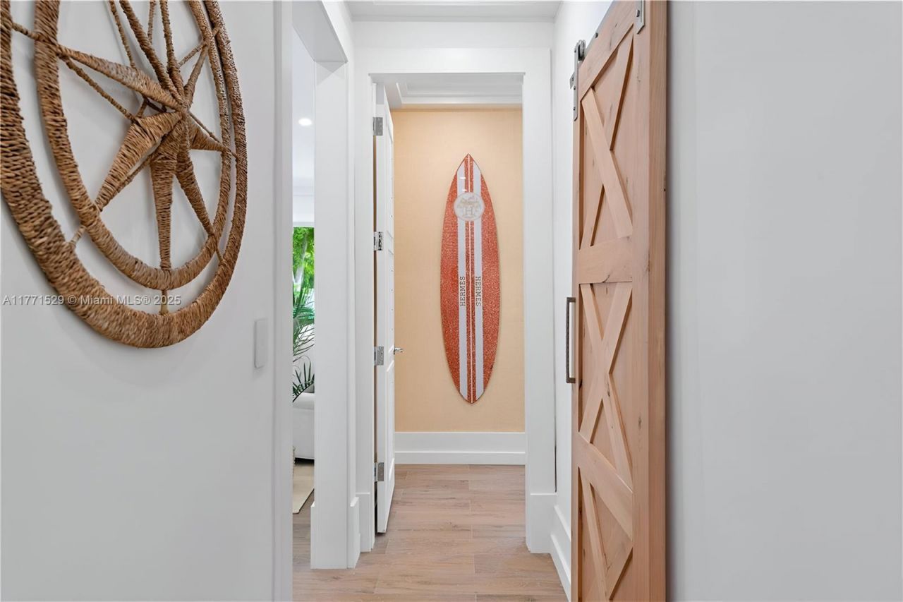 2575 Pine Tree Dr, Miami Beach, FL 33140 Photo