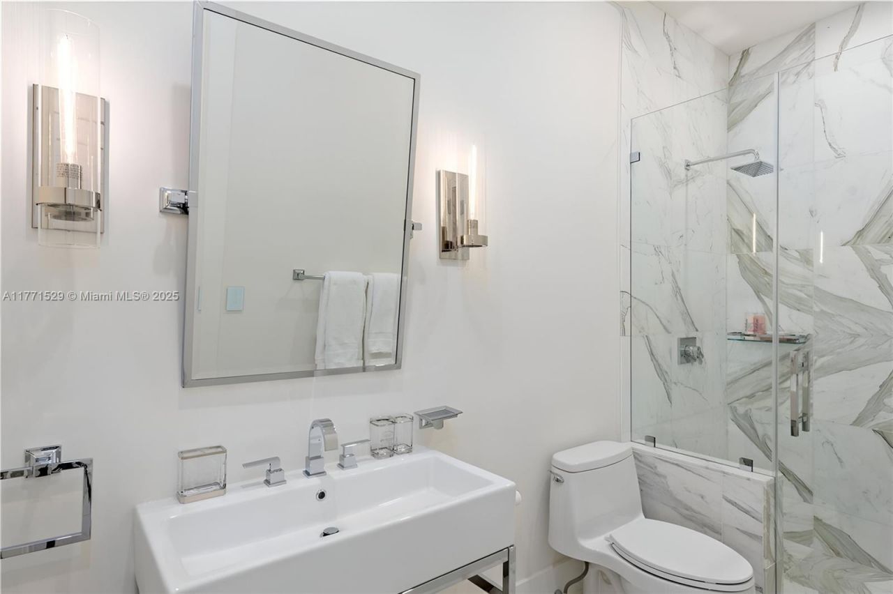 2575 Pine Tree Dr, Miami Beach, FL 33140 Photo