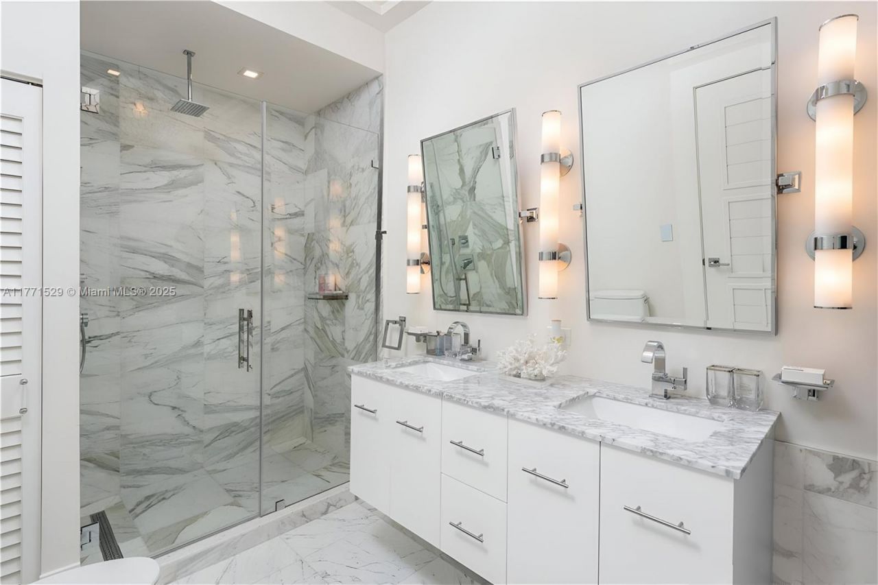 2575 Pine Tree Dr, Miami Beach, FL 33140 Photo