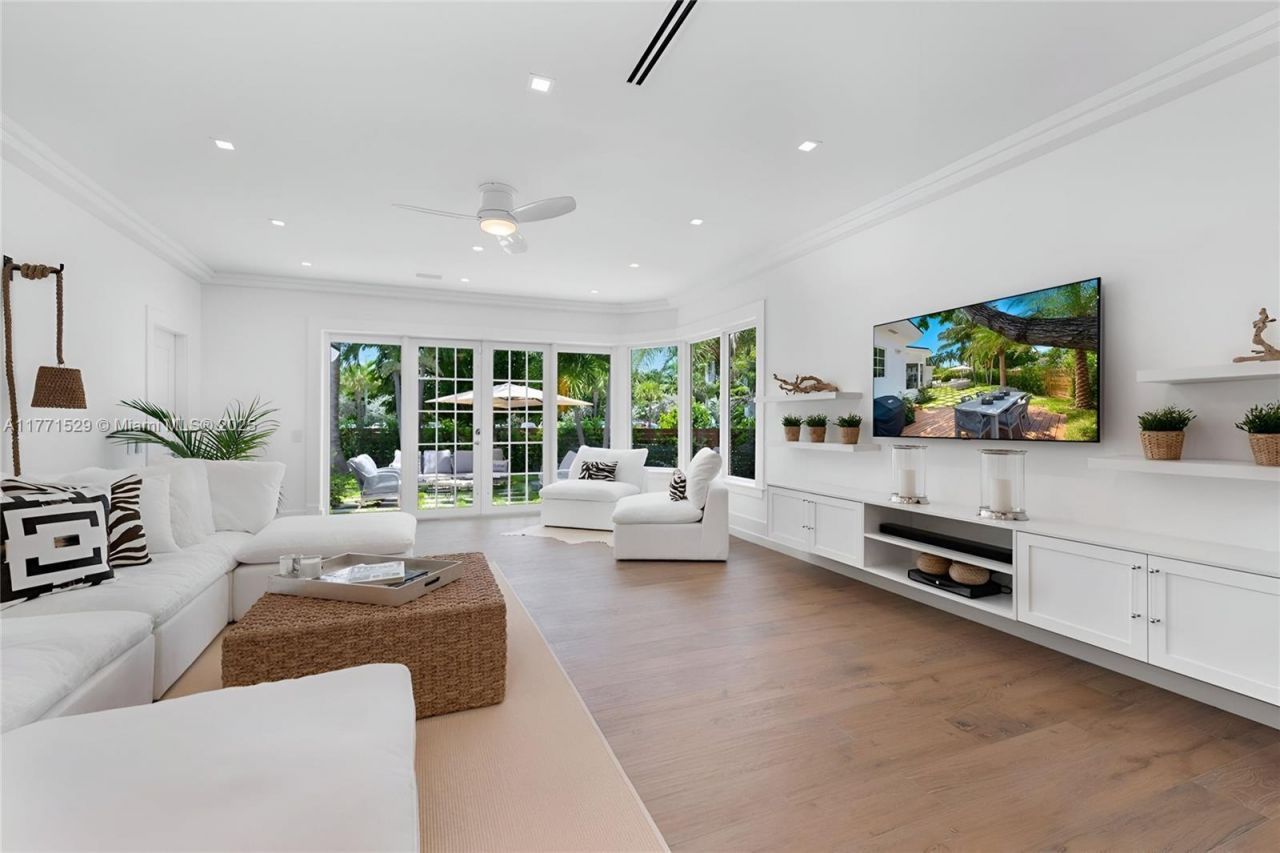 2575 Pine Tree Dr, Miami Beach, FL 33140 Photo