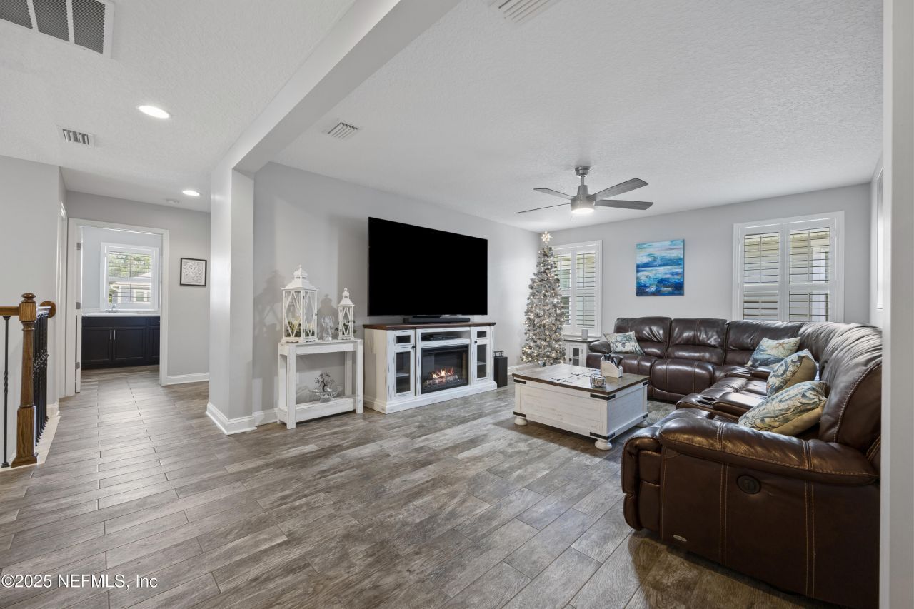 4037 Seaside Drive E, Jacksonville Beach, FL 32250 Photo