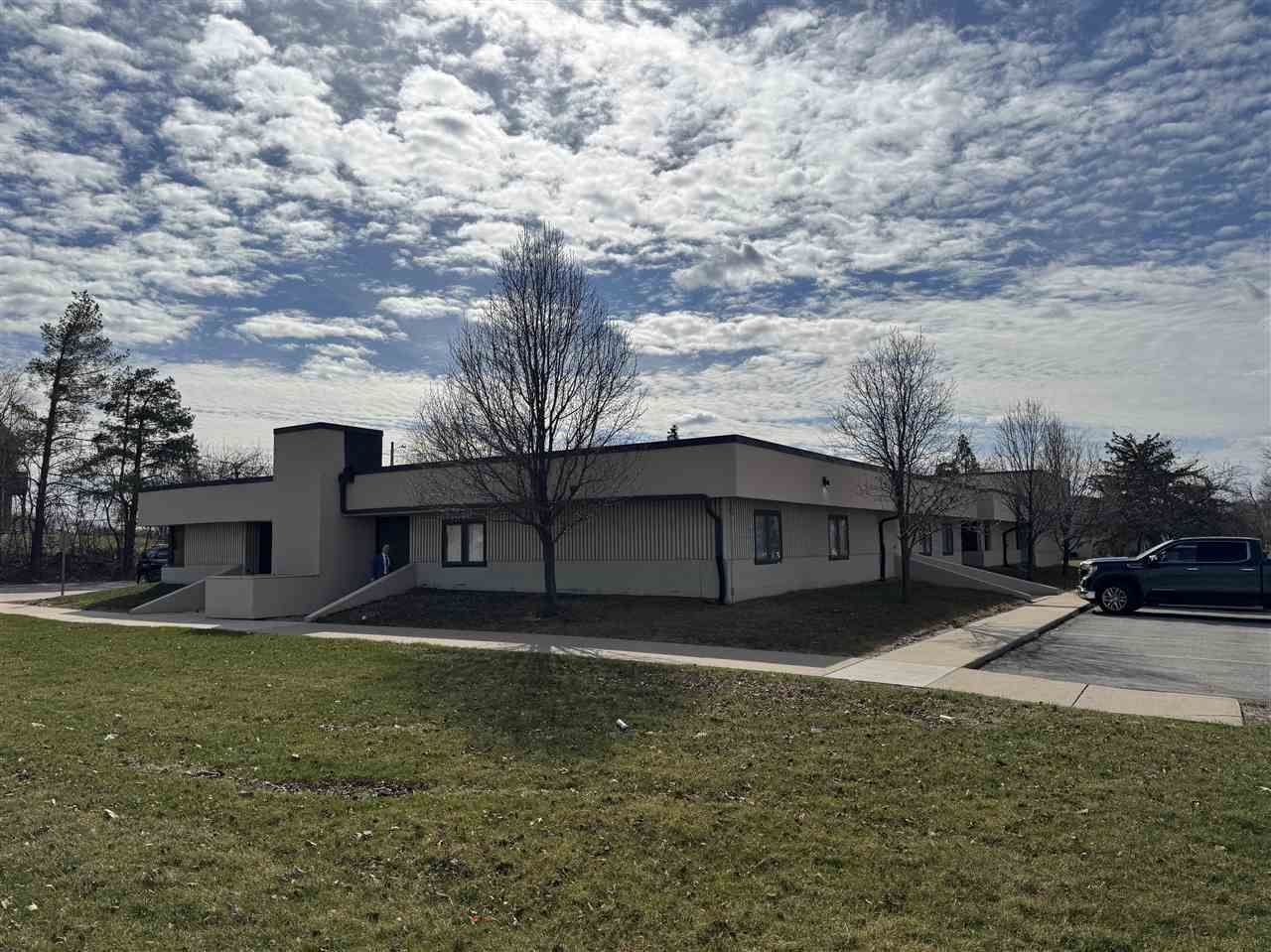 3601 42nd St Ne, Cedar Rapids, IA 52402 Main Photo