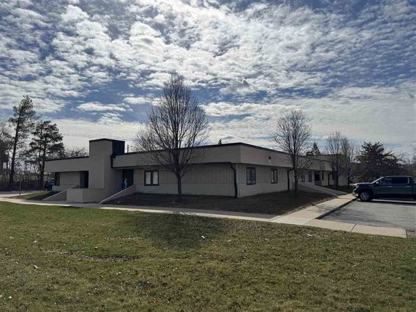 3601 42nd St NE, Cedar Rapids, IA 52402