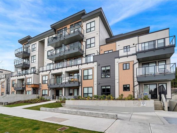 4030 Shelbourne St, Unit 205, Saanich, BC V8N 3E4