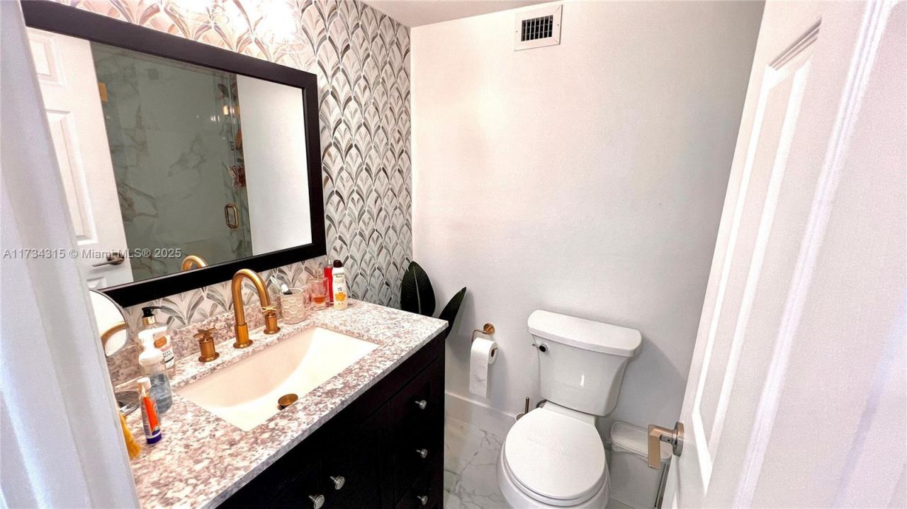 6039 Collins Ave, Unit 1210, Miami Beach, FL 33140 Photo