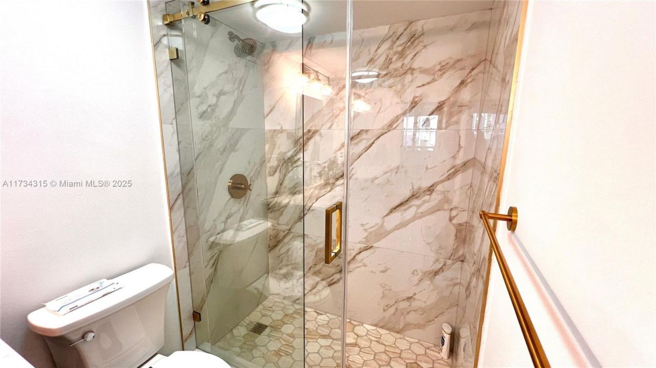 6039 Collins Ave, Unit 1210, Miami Beach, FL 33140 Photo