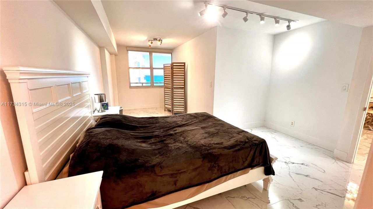 6039 Collins Ave, Unit 1210, Miami Beach, FL 33140 Photo