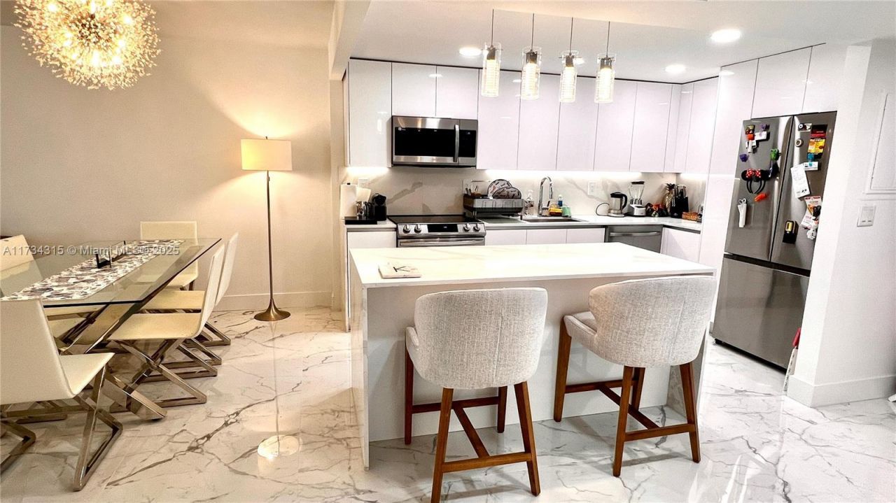 6039 Collins Ave, Unit 1210, Miami Beach, FL 33140 Photo