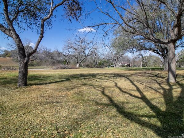 5 E Hampton Dr, Seguin, TX 78155