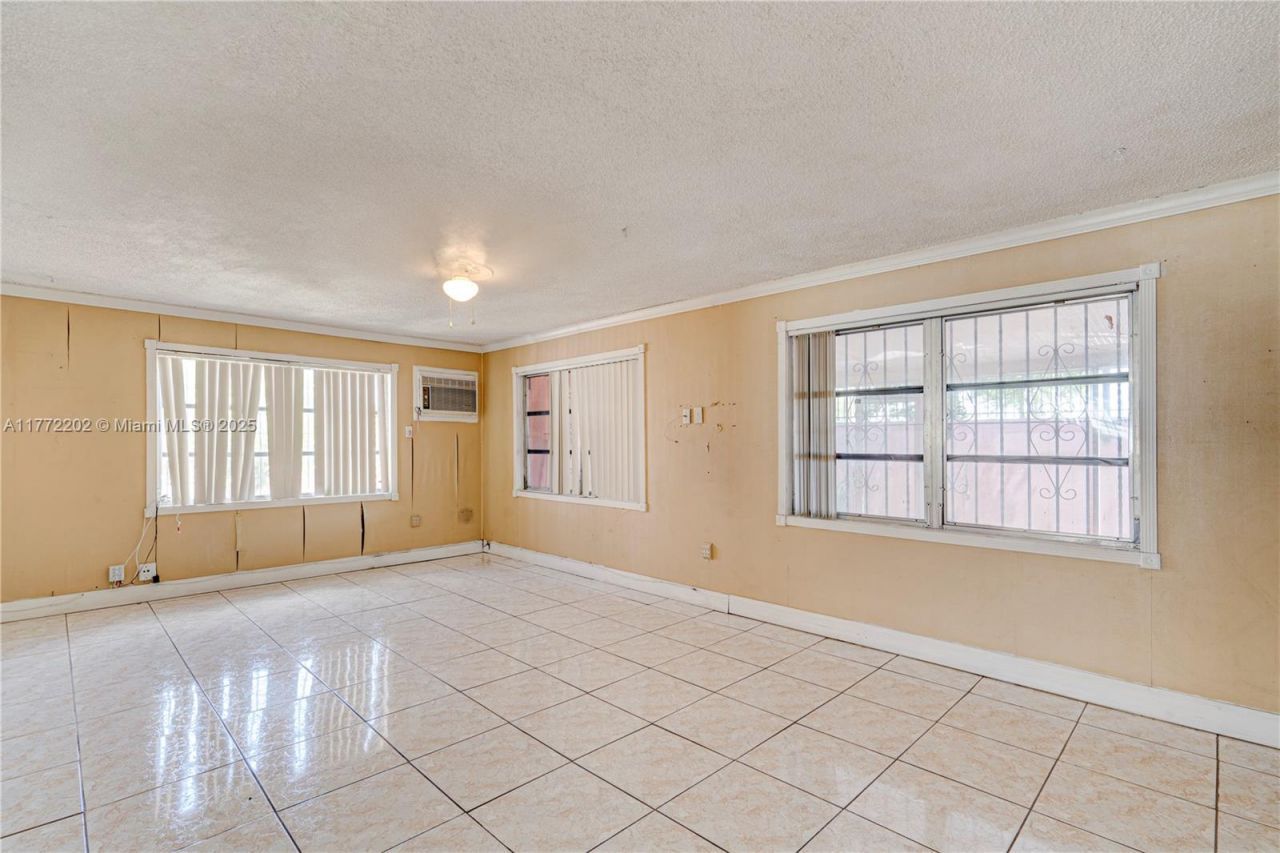 390 E 44th St, Hialeah, FL 33013 Photo