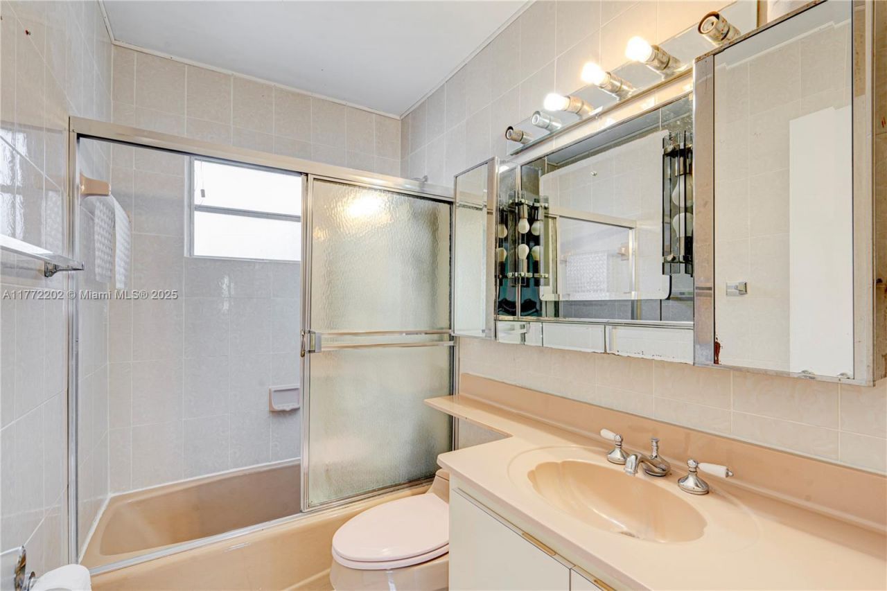 390 E 44th St, Hialeah, FL 33013 Photo