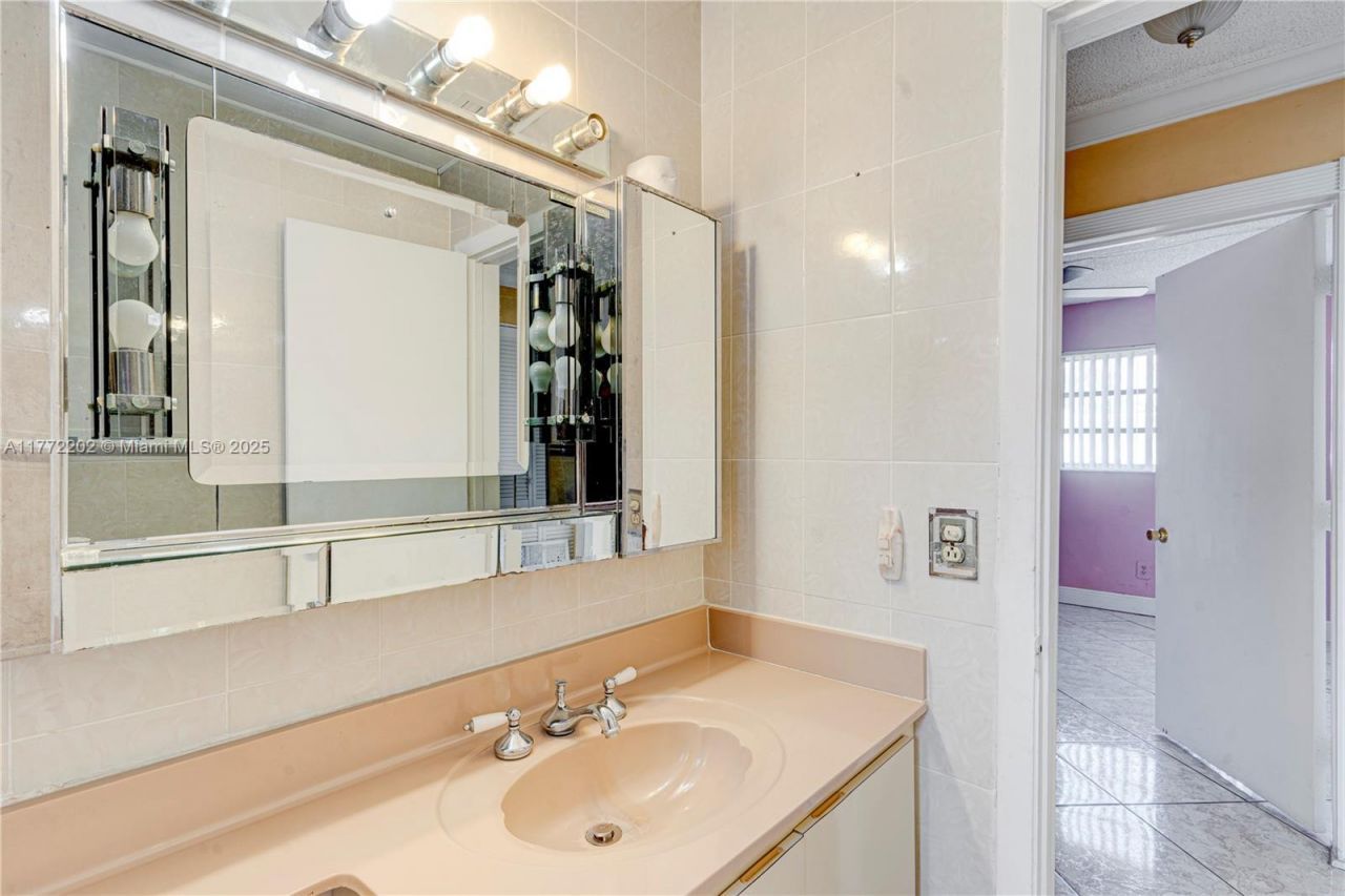 390 E 44th St, Hialeah, FL 33013 Photo