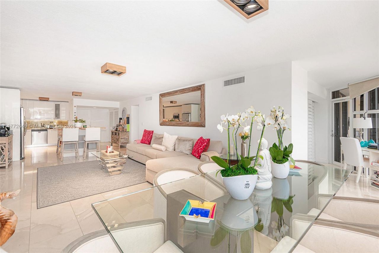 6423 Collins Ave, Unit 309, Miami Beach, FL 33141 Photo