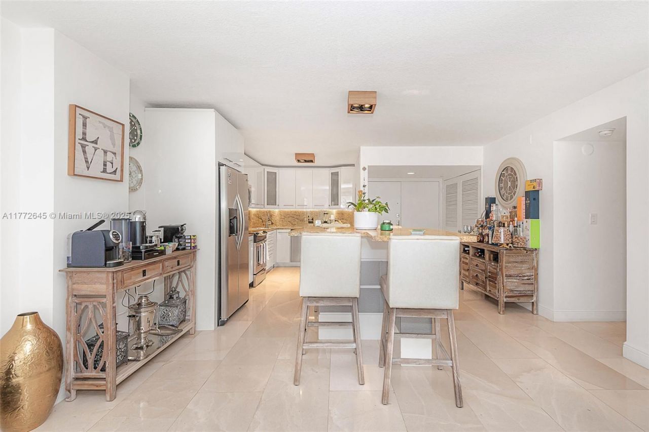 6423 Collins Ave, Unit 309, Miami Beach, FL 33141 Photo