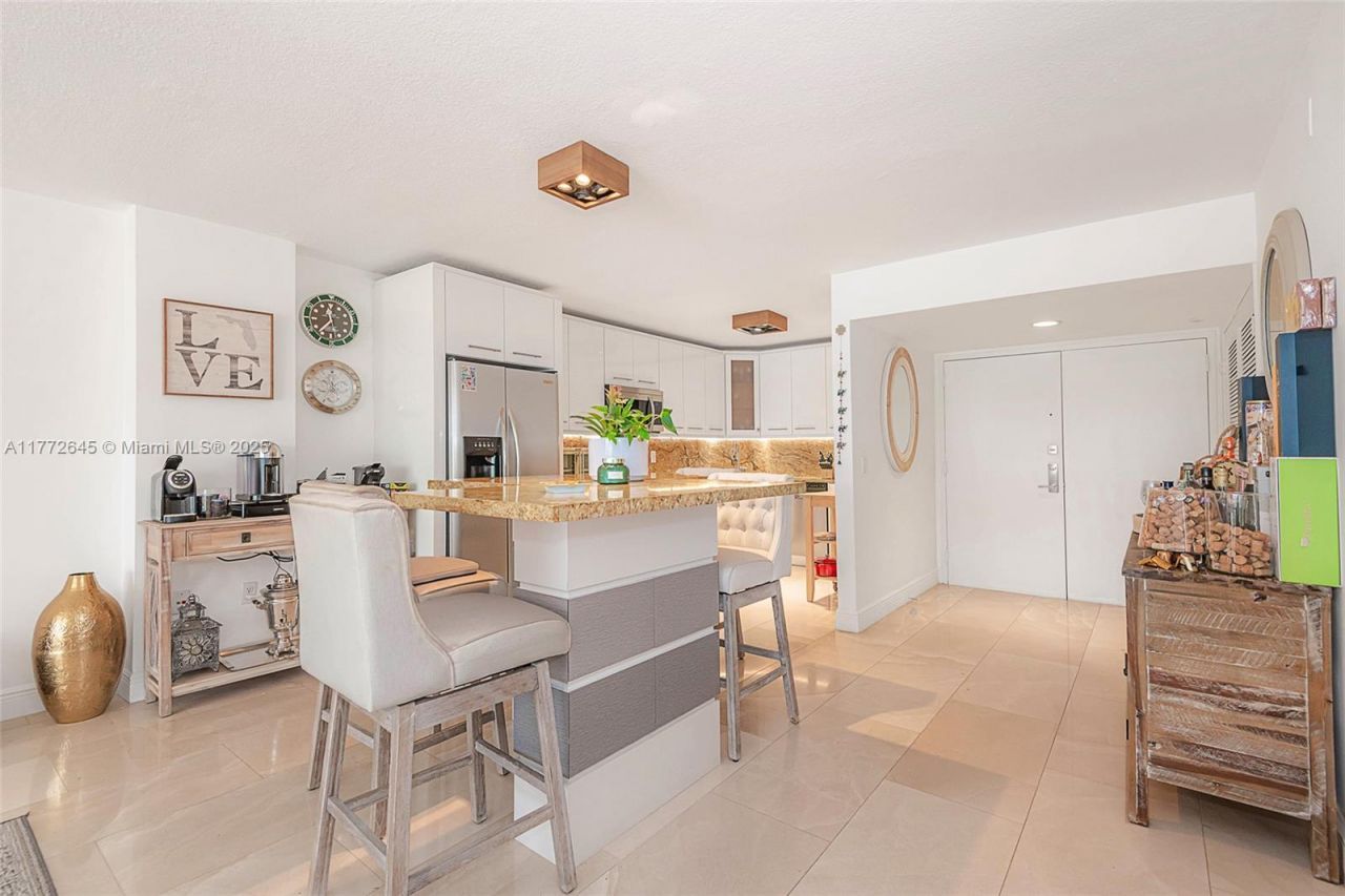 6423 Collins Ave, Unit 309, Miami Beach, FL 33141 Photo