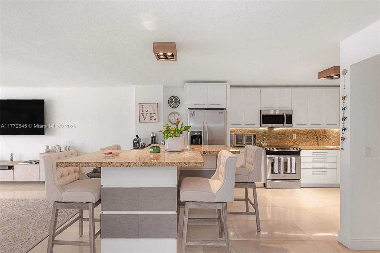 6423 Collins Ave, Unit 309, Miami Beach, FL 33141 Photo