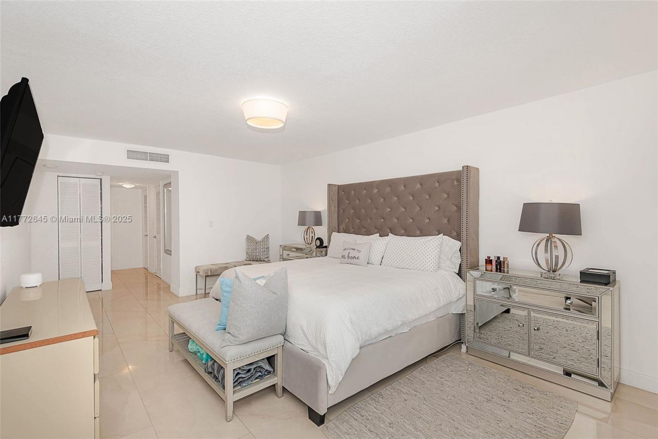 6423 Collins Ave, Unit 309, Miami Beach, FL 33141 Photo