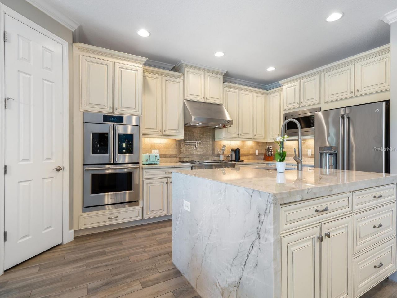 5742 Hydrangea Circle, Sarasota, FL 34238 Photo