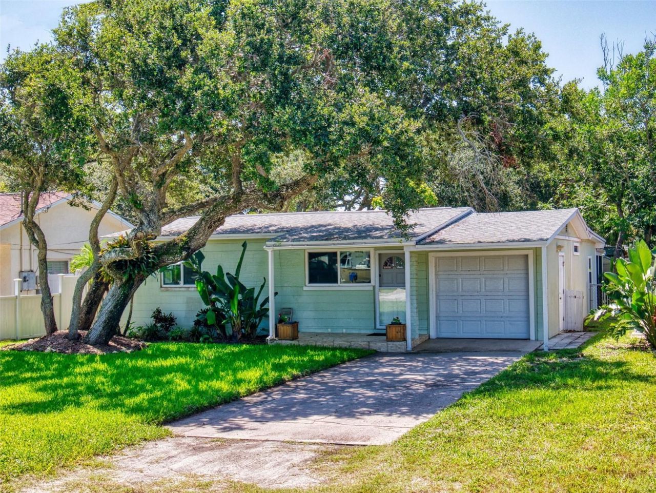 823 E 10th Avenue, New Smyrna Beach, FL 32169 Photo