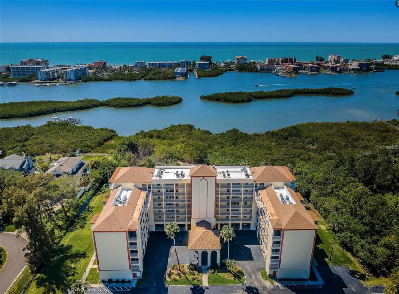 9000 Commodore Drive, Unit 302, Seminole, FL 33776 Photo