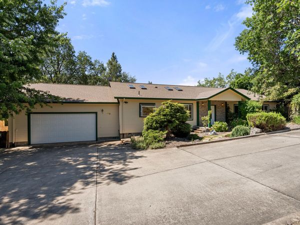 860 Fifth Avenue, Gold Hill, OR 97525